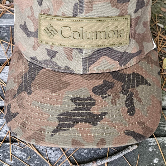 🧢 Columbia Flexfit Mesh Back Cap – Camouflage / Off-White