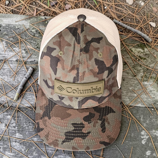 🧢 Columbia Flexfit Mesh Back Cap – Camouflage / Off-White